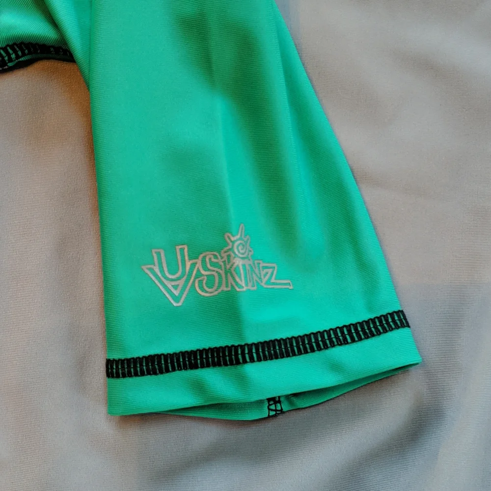 UV Skinz boys swim top. Sz 5